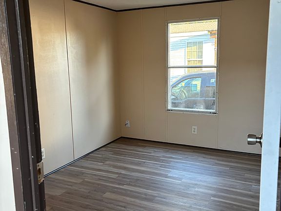 Middle bedroom