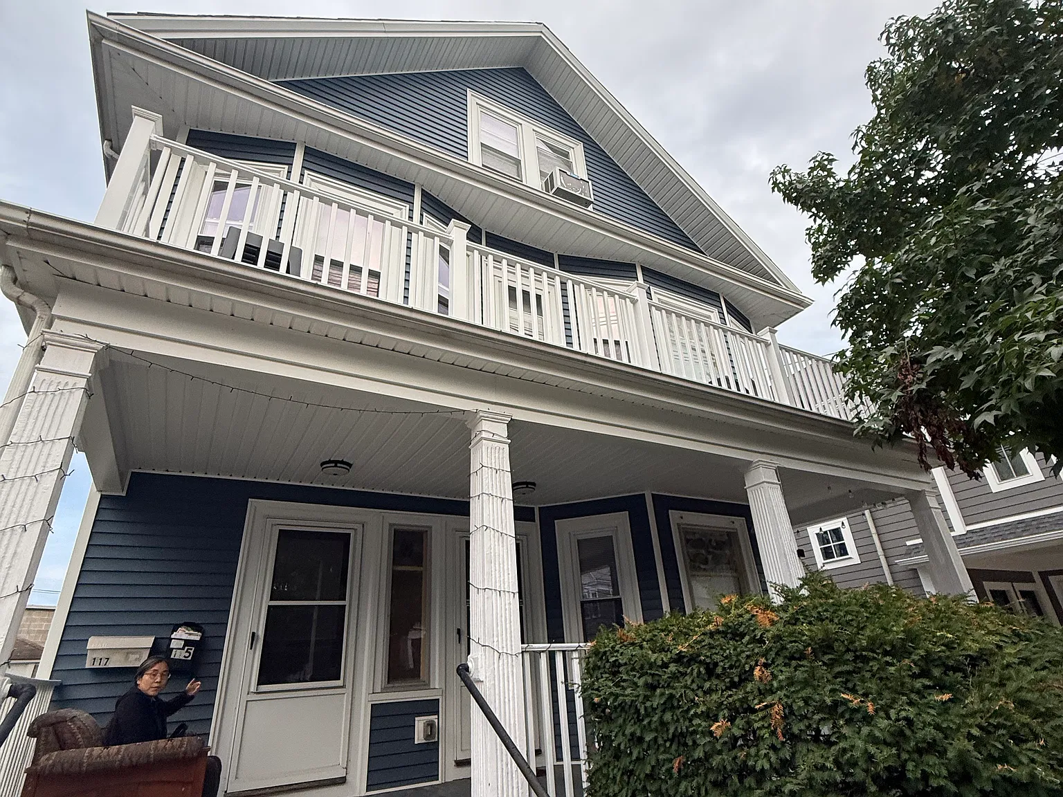 6 bed, 9999 sqft, $9,000 — Photo 1
