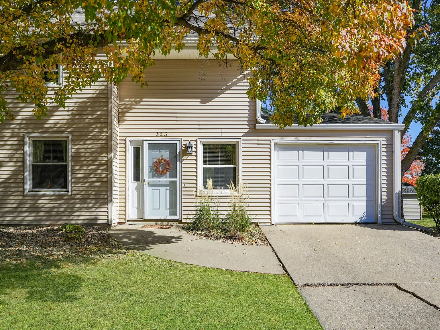 2 bed, 878 sqft, $975 — Photo 2