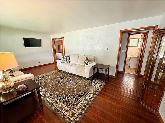 3rd image of 107 Meadow Ln