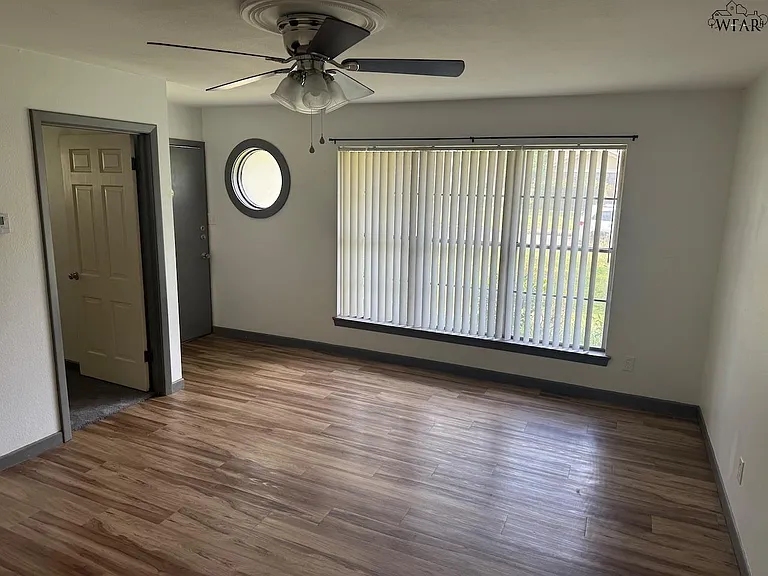 1715 Woodrow Ave — Photo 3