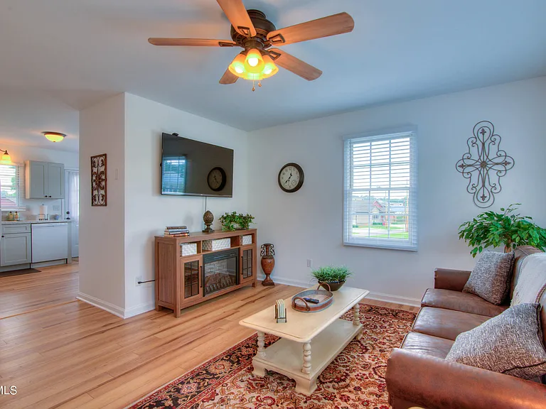 2418 Vines St — Photo 4