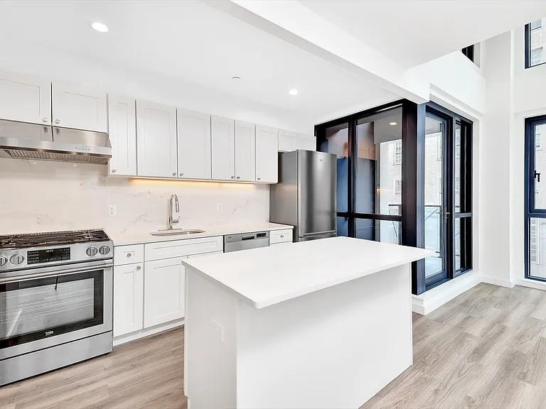 355 Grand St #3 — Photo 5