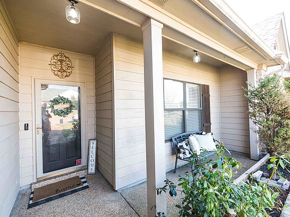 3rd image of 140 Penny Ln