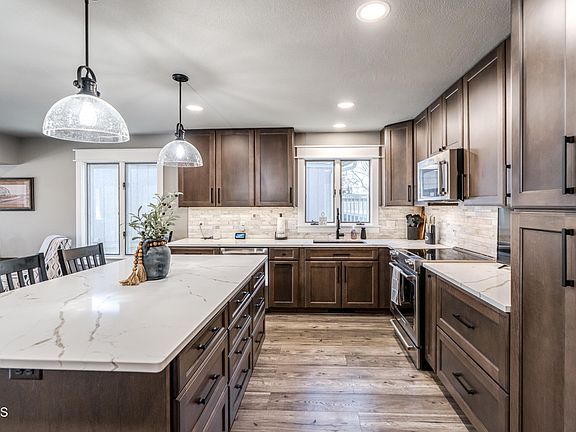 3rd image of 2914 Manitoba Ln