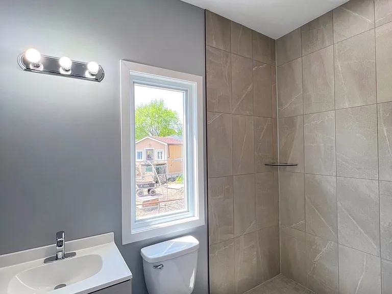 95 Leaside Dr — Photo 8