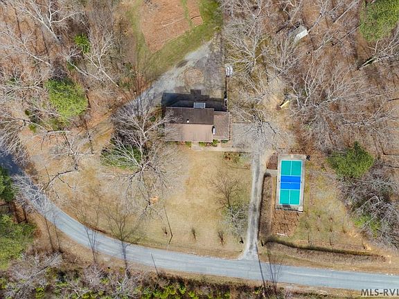 4th image of 574 Twin Ponds Rd