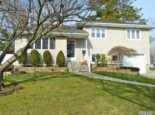 1300 Diane Dr, Seaford, NY 11783