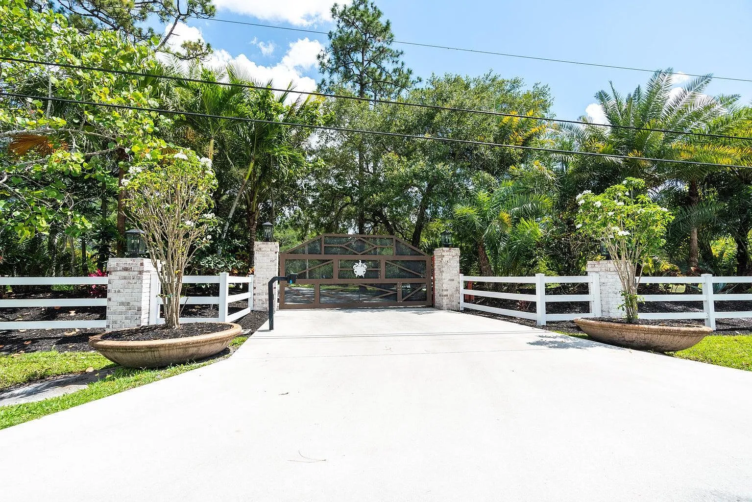 7 bed, 4.5 bath, 4626 sqft, $20,000 — Photo 4