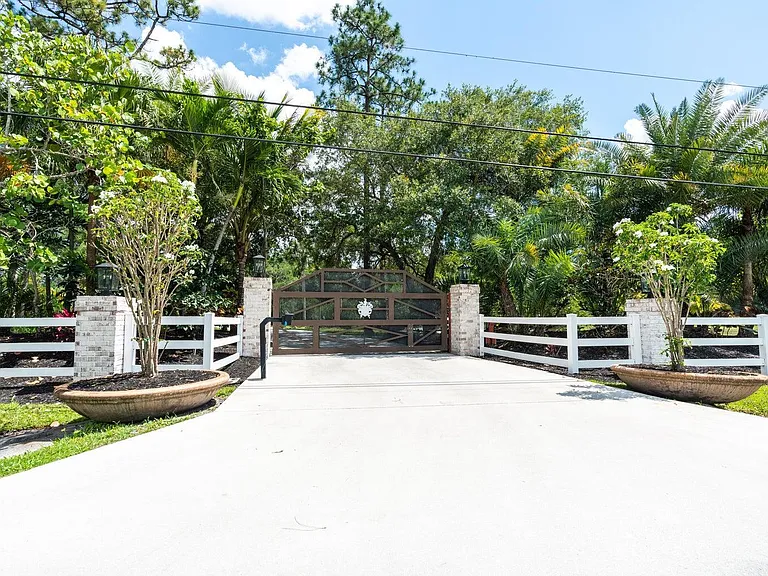 10780 Anderson Ln — Photo 4