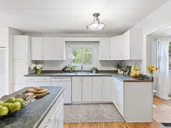 9 Spruce Glen Rd, Huntsville, ON P1H 1C9