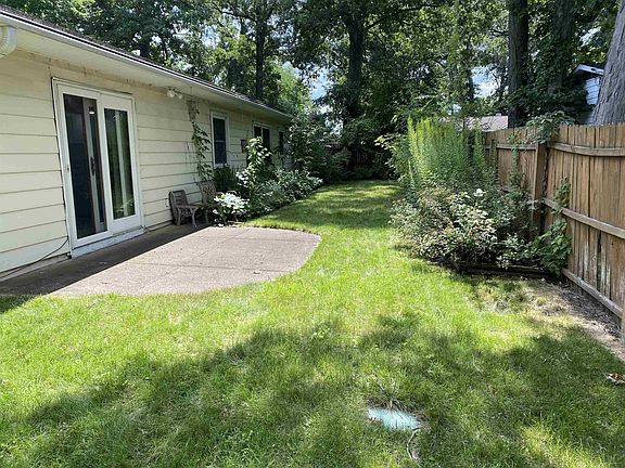 3rd image of 719 N Twyckenham Dr