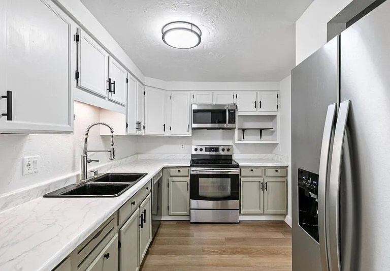 2105 Hawkins Ln — Photo 23
