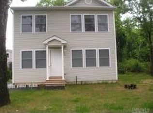 63 Essex Cir, Shirley, NY 11967