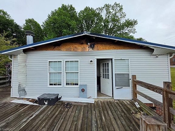 4th image of 108 Carr St
