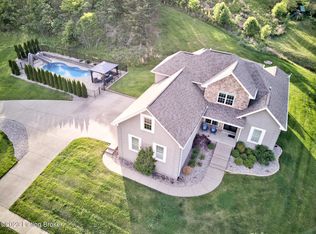 7911 Wooded Ridge Dr, Louisville, KY 40214