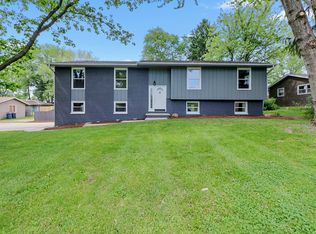 1912 E Meadowhill Ln, Mahomet, IL 61853