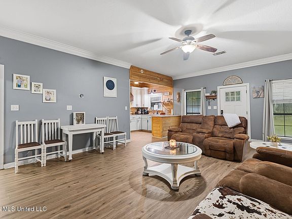 3rd image of 1310 Border Ave W