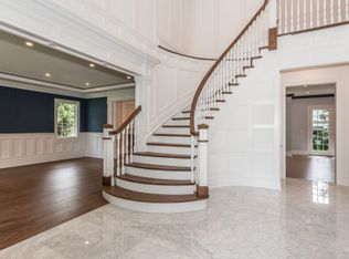 30 Meadow Woods Rd, Great Neck, NY 11020