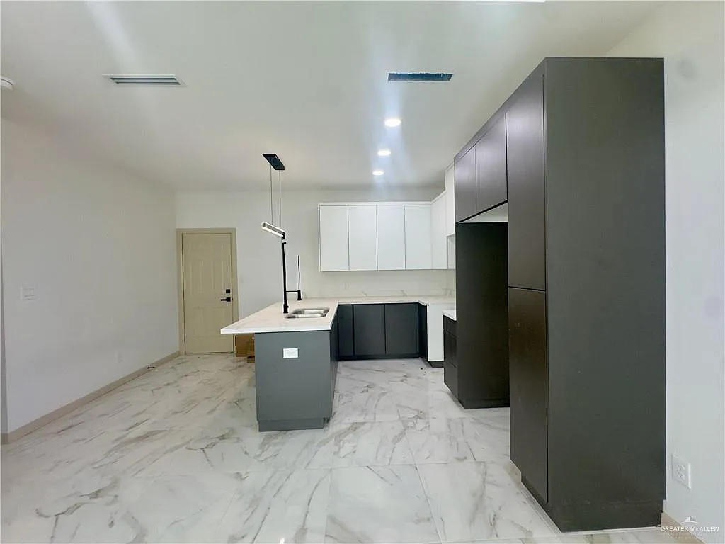 1303 Rosewood Ln — Photo 4
