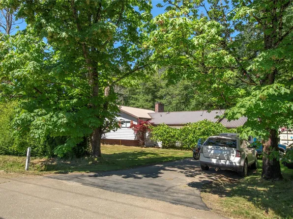 7602 Island Hwy N, Comox Valley, BC V9J 1T7