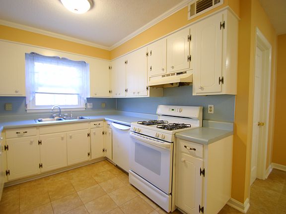 4th image of 409 Rosemary Ln
