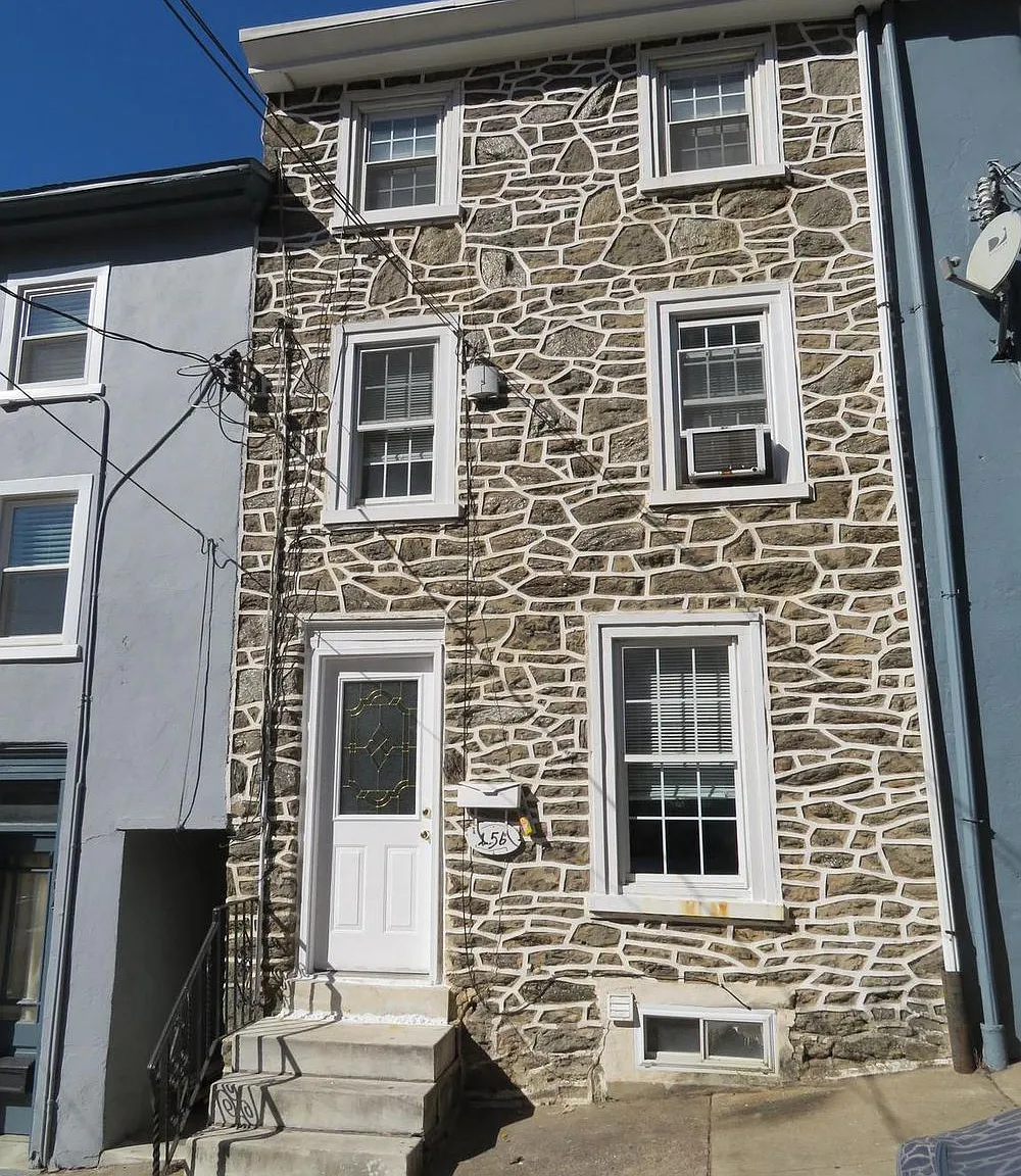 3 bed, 1300 sqft, $2,200 — Photo 1