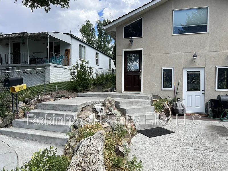 3 bed, 1.0 bath, 1392 sqft, $2,300 — Photo 1