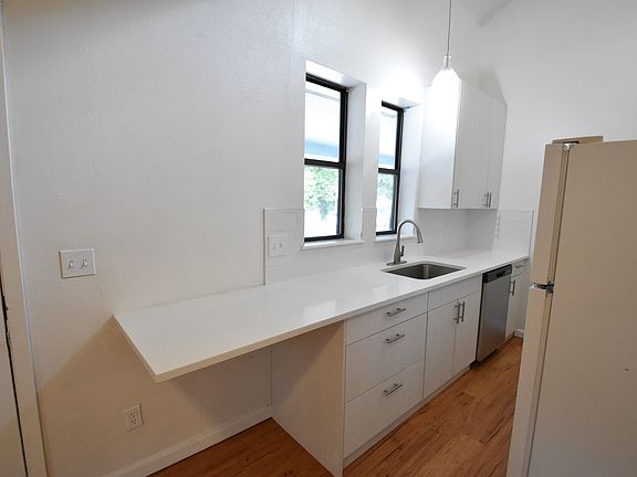 5th image of 2927 Broadway St APT 1