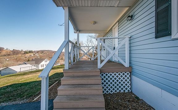 4th image of 112 Charles St