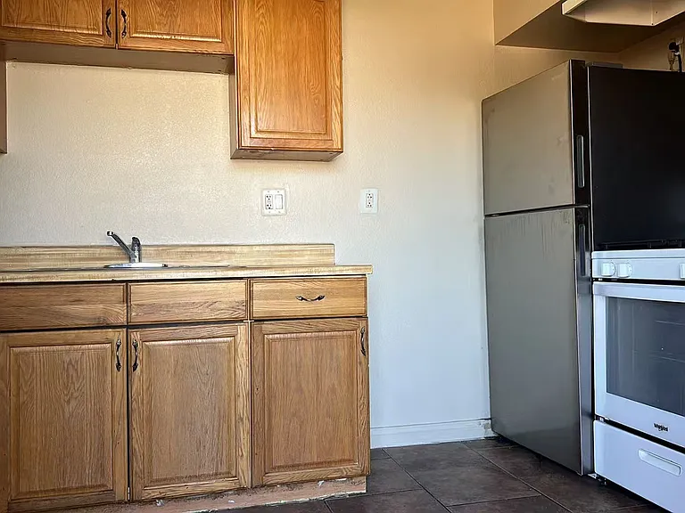 924 W 2nd St #D — Photo 7