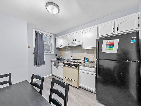 2nd image of 146 Bowers St Floor 2