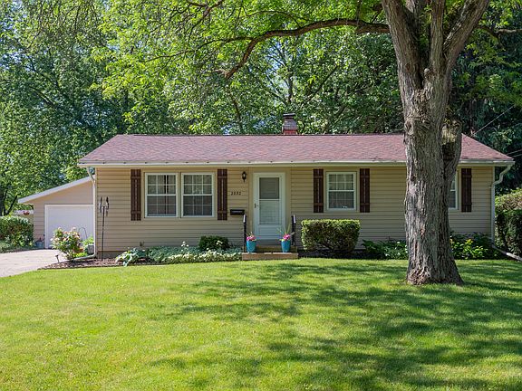 2nd image of 2832 Briarwood Dr