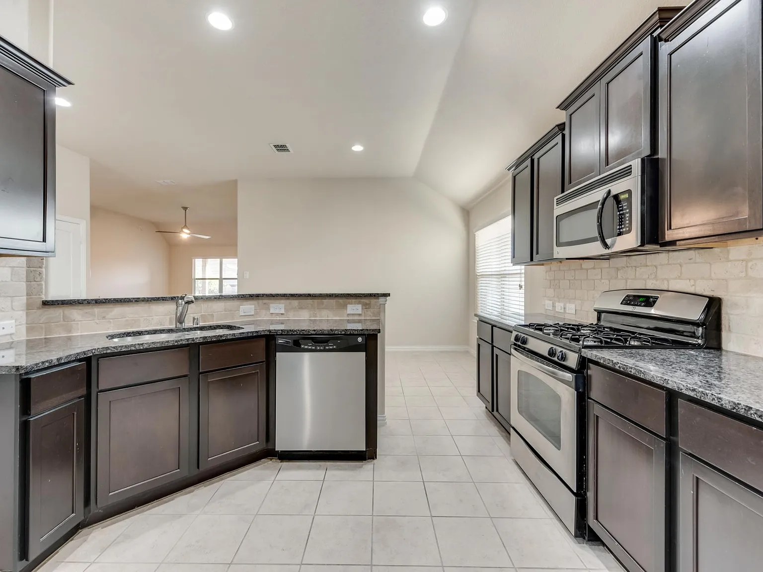 3 bed, 1790 sqft, $2,395 — Photo 4