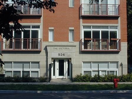 1st image of 924 W Cornelia Ave APT 2S
