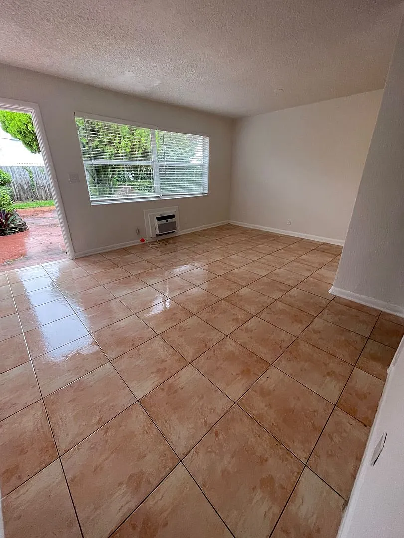 1161 NE 23 Ter — Photo 2