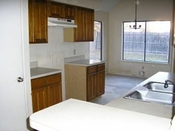 4th image of 409 Red Coat Ln