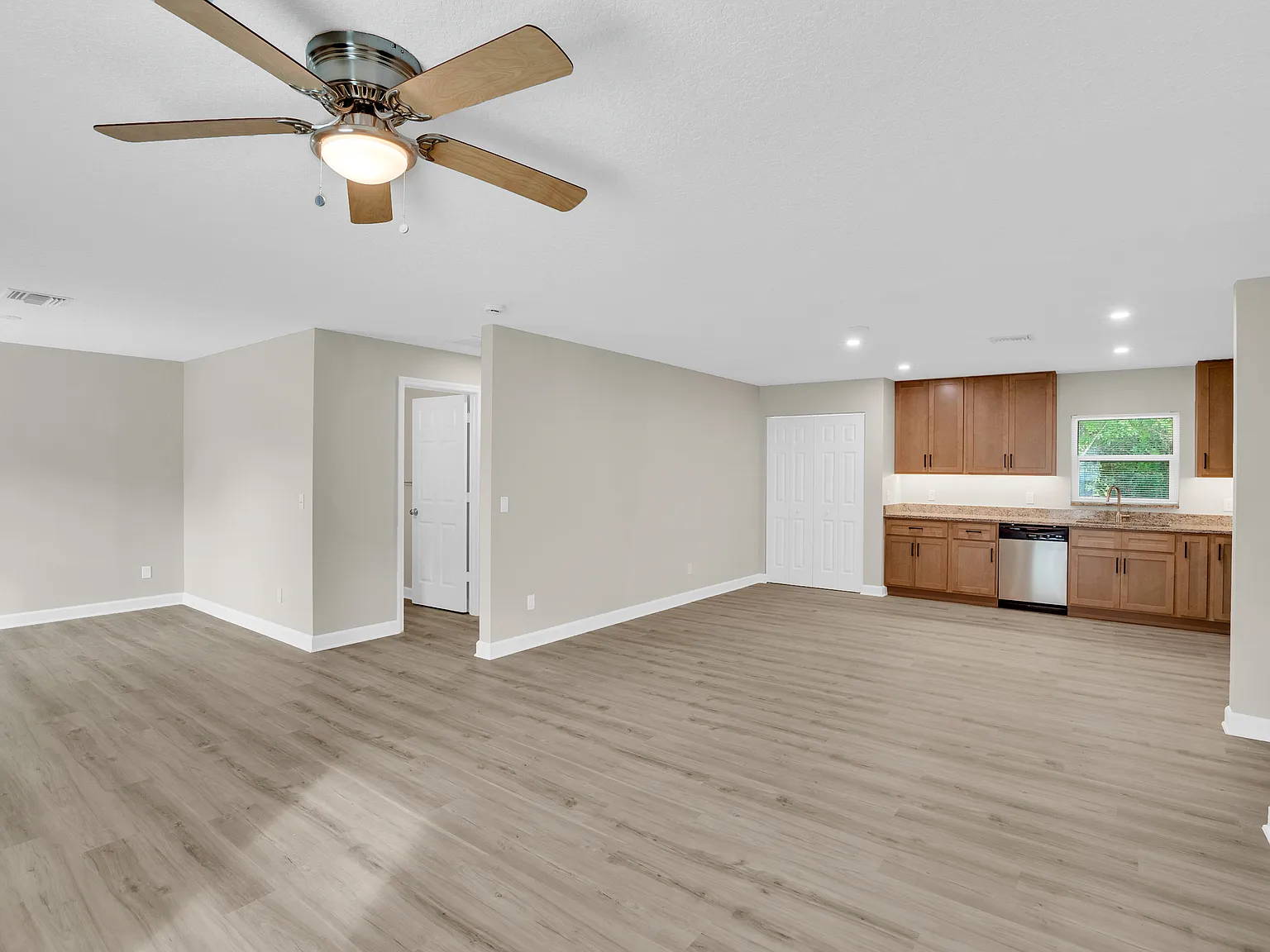 2 bed, 1400 sqft, $2,100 — Photo 3