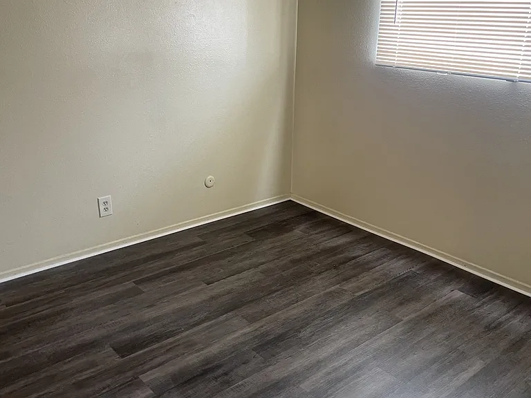 1451 W 105th St — Photo 38