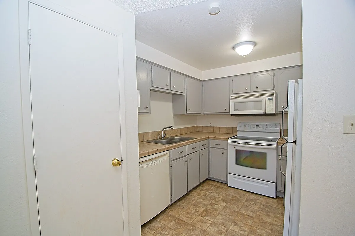 2 bed, 1016 sqft, $1,825 — Photo 2