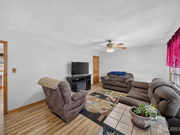 4th image of 73 Ash St