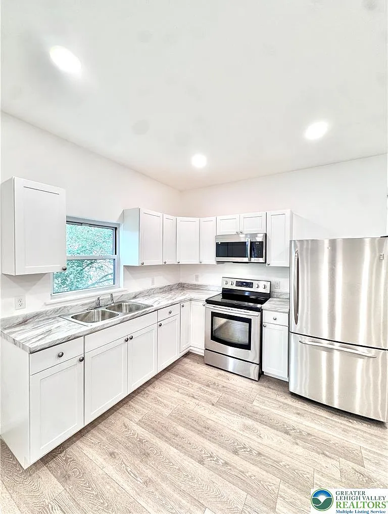 2 bed, 1.0 bath, 900 sqft, $1,495 — Photo 4