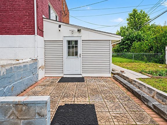 3rd image of 653 Franklin St