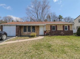 27 Gainsborough Rd, Holbrook, NY 11741