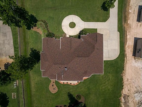 4th image of 10819 Club House Cir