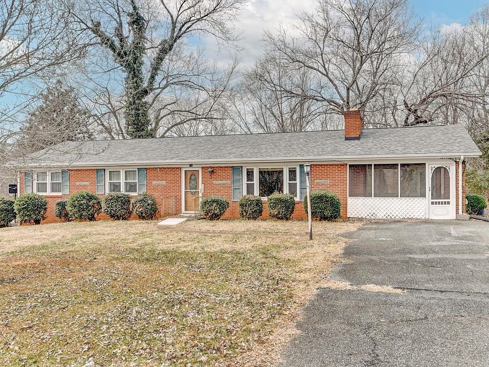 1st image of 136 Yorkshire Cir