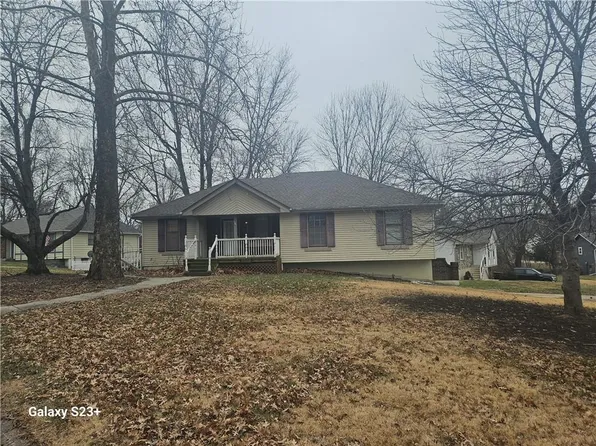 2520 SW Paris Dr, Blue Springs, MO 64015