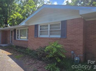 629 Willow Rd, Hendersonville, NC 28739