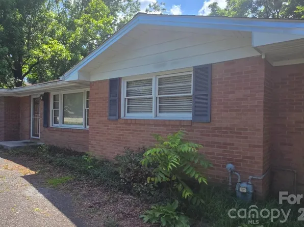 629 Willow Rd, Hendersonville, NC 28739