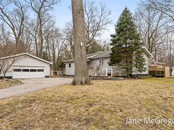 3520 Algonquin Dr, Norton Shores, MI 49441